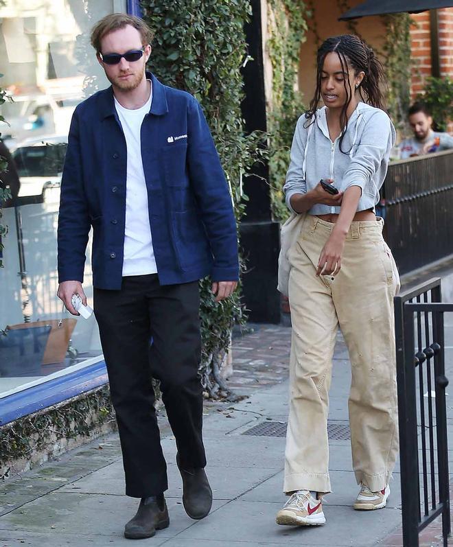 Malia Obama con un amigo vestida con pantalones oversize, deportivas Nike y chaqueta de chándal