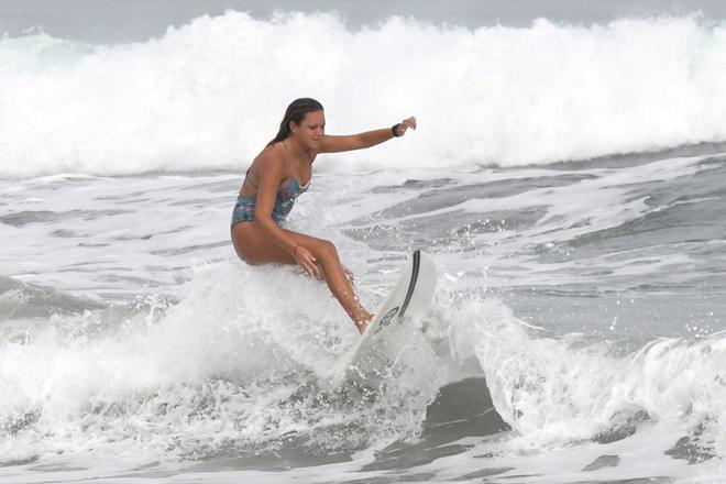 Lidya Tancheco de la Federación Deportiva Provincial de Santa Elena (FEDESE) antes de competir este 16 de febrero de 2020 en el TPM Open Pro de Surf Manta 2020 en la playa El Murciélago en Manta (Ecuador).