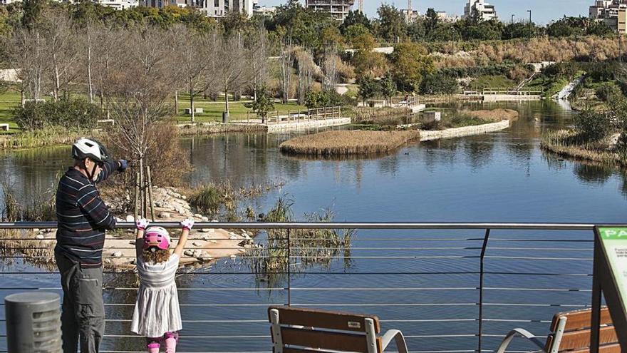 El parque que recoge las aguas pluviales de la Playa de San Juan se incorpora a la red de senderos.