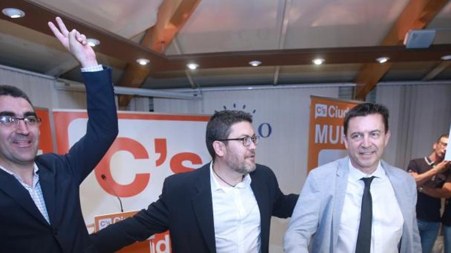 Miguel Ángel López Morell, Miguel Sánchez y Juan José Molina Gallardo, los diputados electos de Ciudadanos, celebran el resultado de las elecciones del 24M.