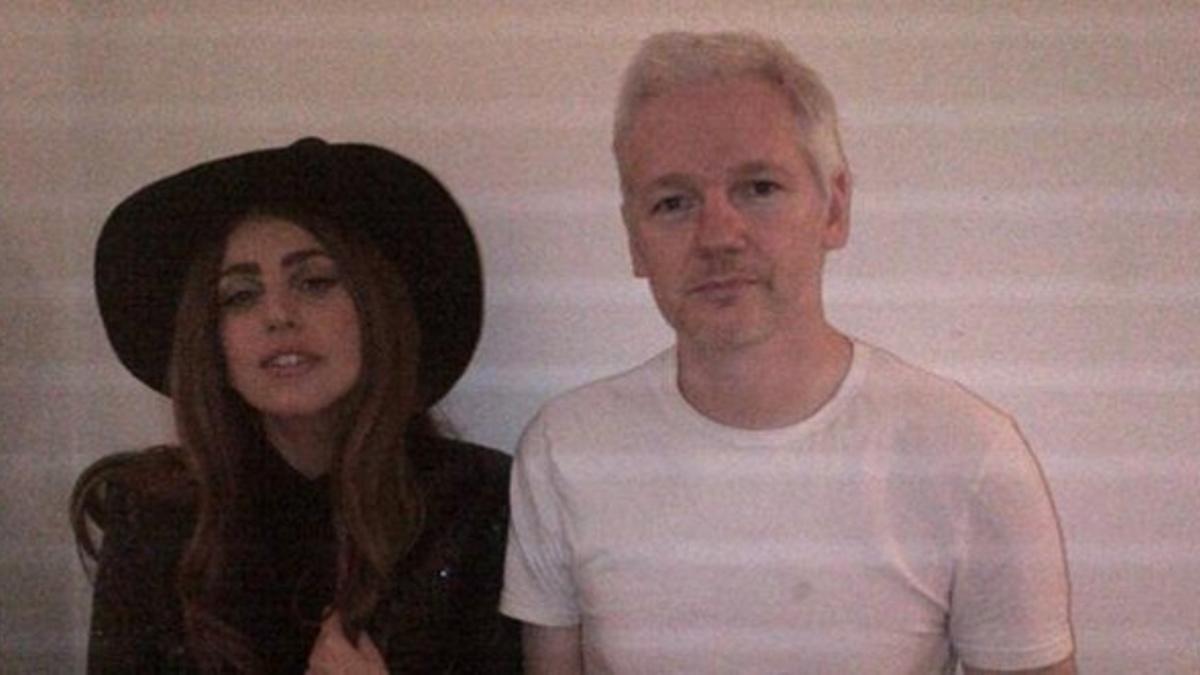 Lady Gaga y Assange, el lunes, en la embajada de Ecuador, en Londres