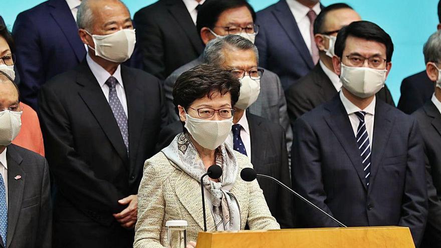 La líder de Hong Kong, Carrie Lam, i el seu equip, ahir.