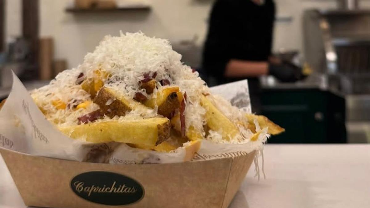 Una ración de patatas con queso de 'Caprichitas'.
