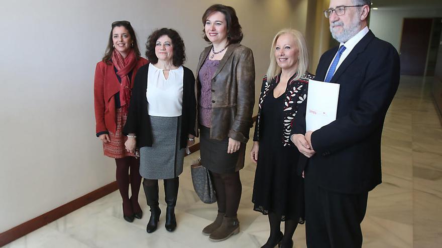 El acto fue presentado por Paqui Aguilar, presidenta de Asamma; María del Mar Martín Rojo, Carmen López, fundadora de Carmen Burgos, y Estefanía Macías, psicóloga de C. Burgos.