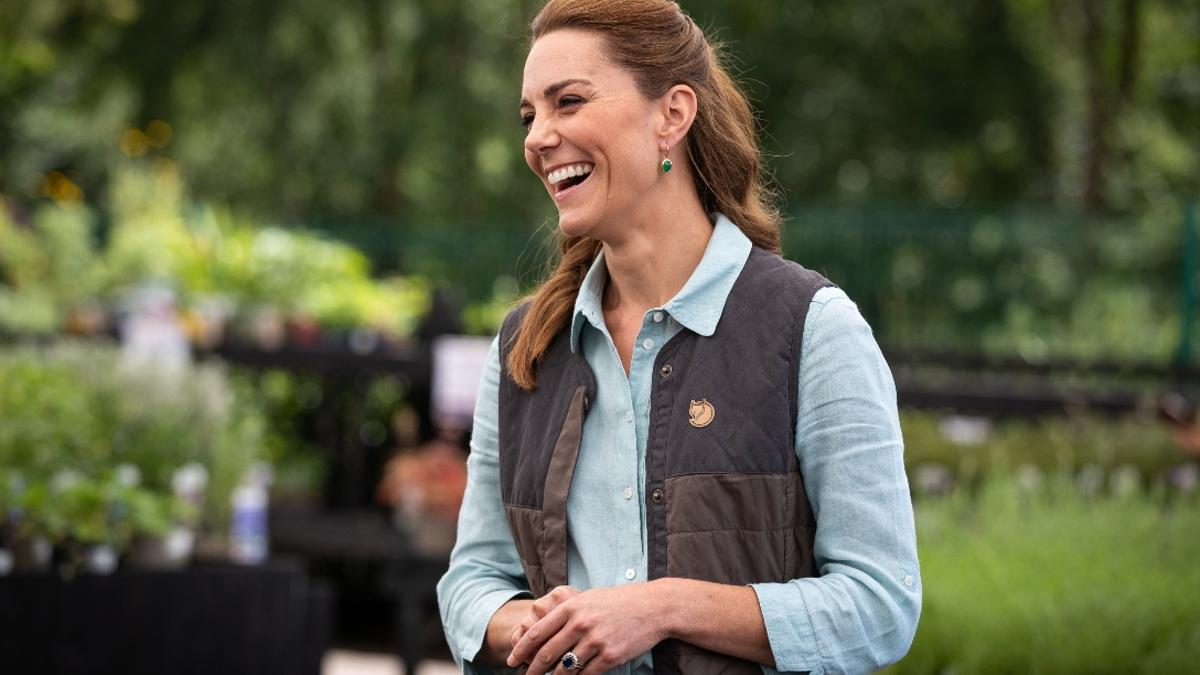 Kate Middleton con camisa y chaleco