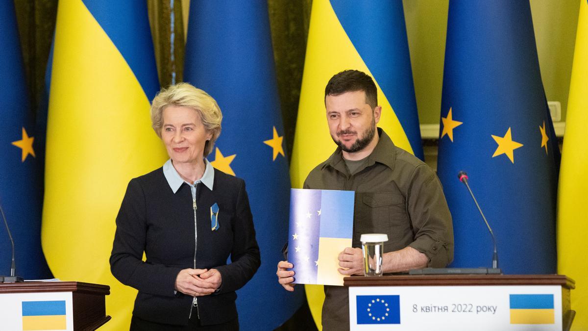 La presidenta de la Comisión Europea, Ursula von der Leyen, y el presidente de Ucrania, Volodimir Zelenski.