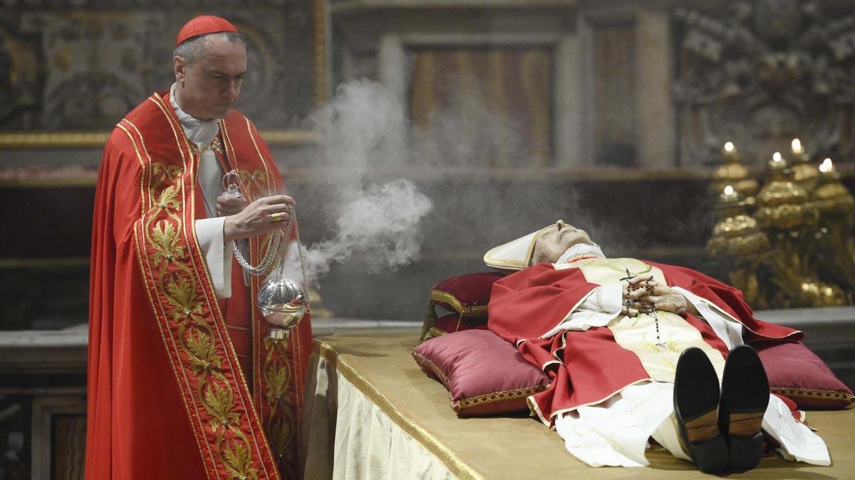  El cuerpo del Papa emérito Benedicto XVI yace en estado en la Basílica de San Pedro en el Vaticano.