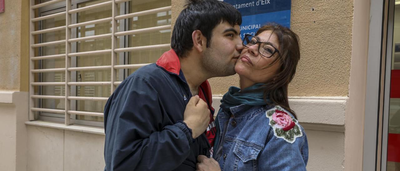 Elisa, con su hijo Carlos, que tiene autismo y necesita salir de casa.