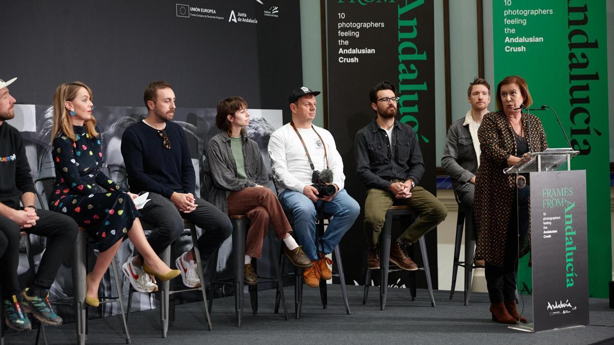 La secretaria general para el Turismo de la Junta de Andalucía, Yolanda del Aguilar, junto a los 10 fotógrafos internacionales y la presentadora de 'Frames from Andalucía'
