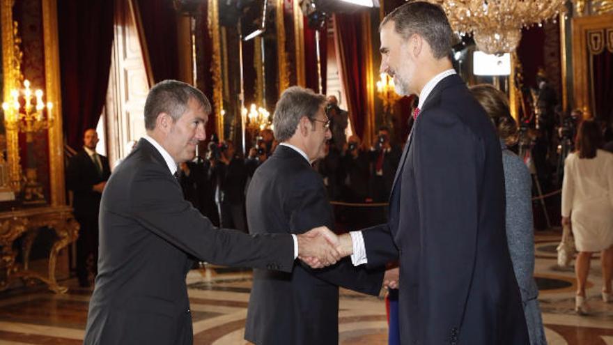 Fernando Clavijo (izquierda) saluda al Rey Felipe VI en la audiencia celebrada ayer en el Palacio Real de Madrid.