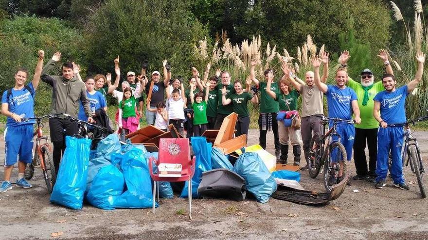 Voluntarios retiran 350 kilos de basura del Mero