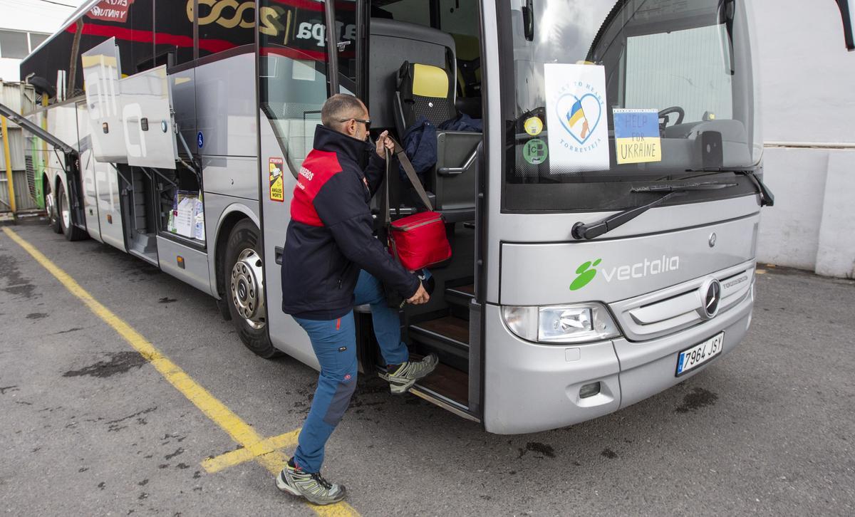 Fletan un autobús con ayuda humanitaria para Ucrania que traerá refugiados de vuelta