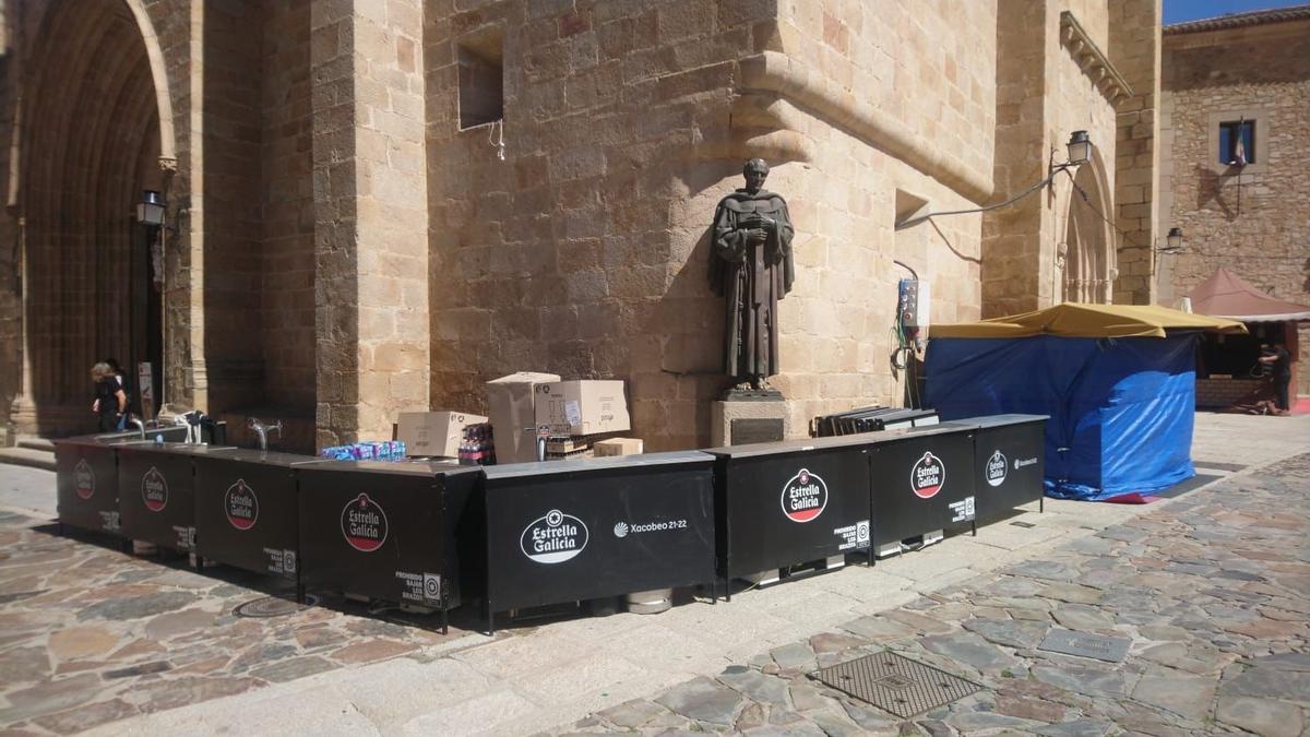 Talla de San Pedro de Alcántara, en la plaza de Santa María.