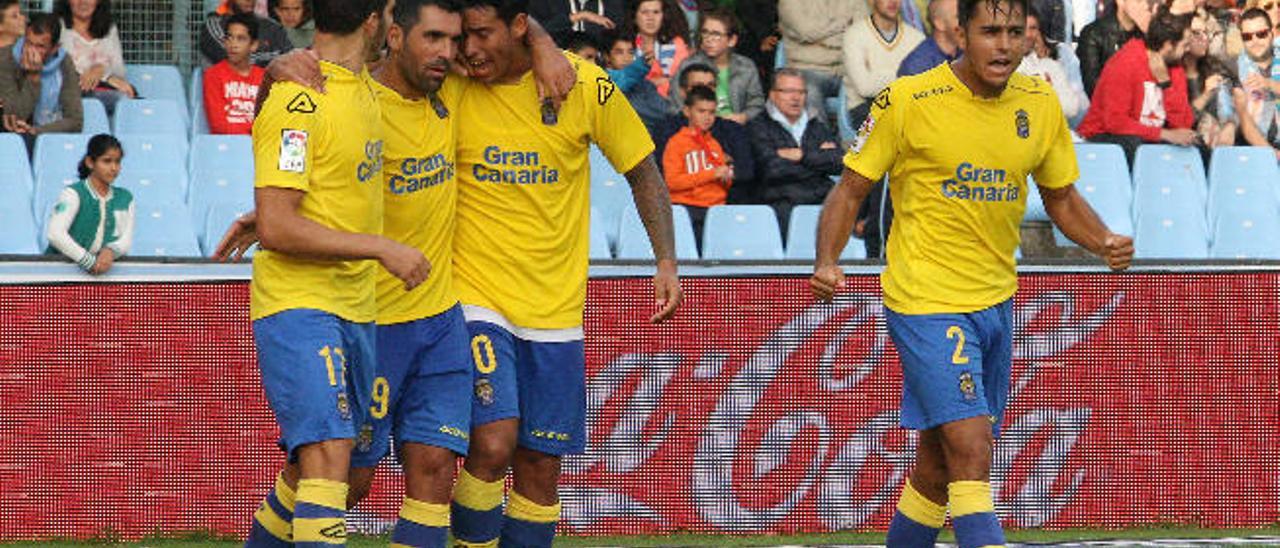 Bigas -de izq. a der-, Culio, Araujo y David Simón celebran el gol del empate de la UD en Balaídos.