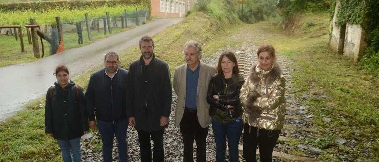 Varela y Rey junto a otros concejales en uno de los tramos de la Vía Verde. // Noé Parga