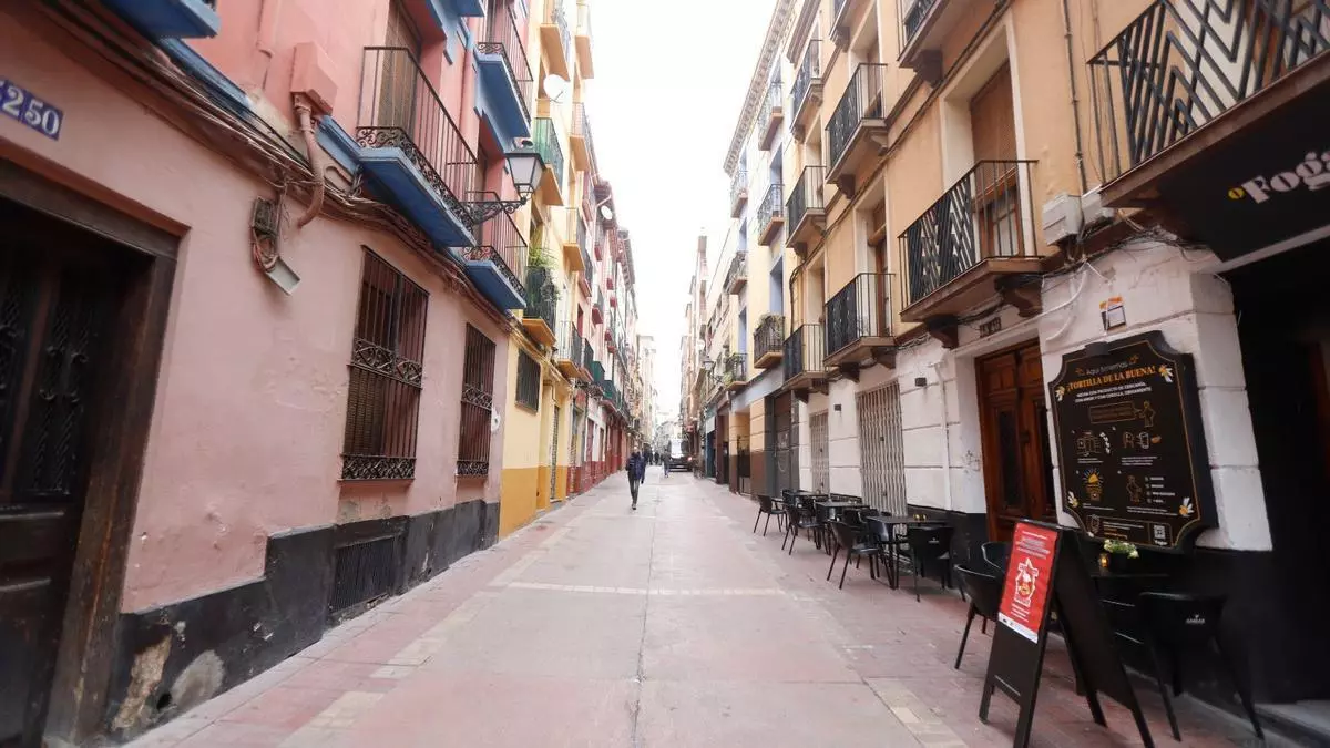 La calle de Zaragoza que dejó atrás el consumo 'batallero' para convertirse en un referente de la hostelería