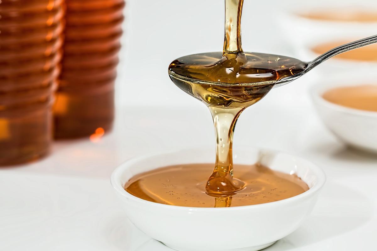 La miel es uno de los ingredientes de esta mascarilla facial casera.