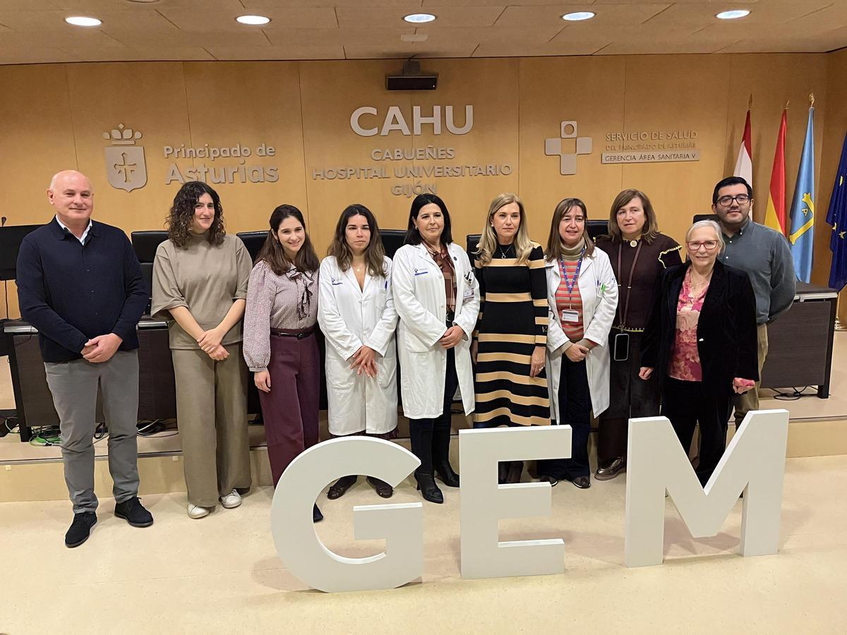 Jornada sobre el mieloma múltiple en el Hospital de Cabueñes (Gijón), el pasado 26 de enero. De izquierda a derecha, Ángel Ramírez Páyer (HUCA, Oviedo), Brenda López (Hospìtal Álvarez-Buylla,  Mieres), Cassandra de Brabandere (Centro Médico de Asturias), Paula Chávez (Cabueñes); María Isabel G. Fouces (directora de Cabueñes), María Victoria Mateos (presidenta de la Sociedad Española de Hematología y del GEM), Esther González (Cabueñes), Ana Pilar González (HUCA), Teresa Regueiro (presidenta de la Sociedad Española de Pacientes con Mieloma) y Javier Zambrano (Hospital San Agustín, Avilés).