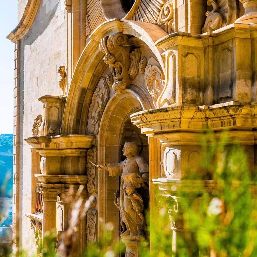 El refugio con las raíces de Marc Pubill (22 años), es un pueblo de Cataluña con la huella de Gaudí