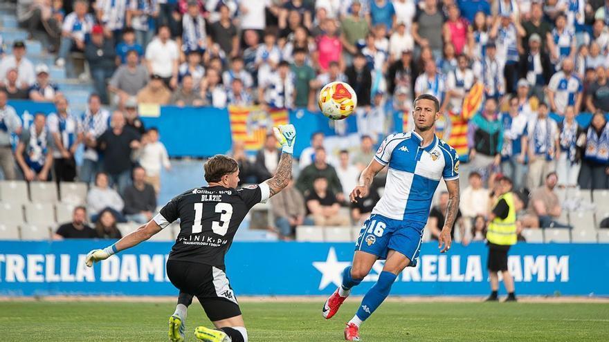 El Real Murcia reta al muro del Sabadell en la Nova Creu Alta