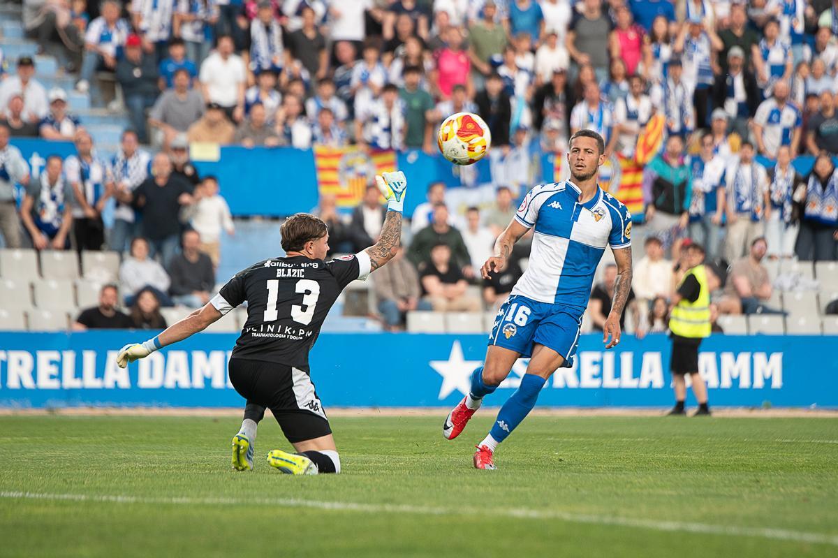 Alan Godoy, jugador del Sabadell, durante un partido en la Nova Creu Alta esta temporada.