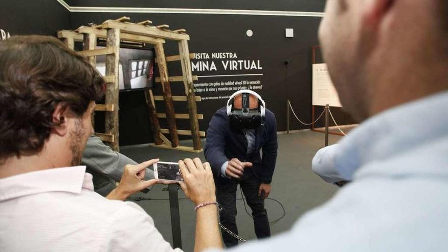 El edil Jesús Martínez Salvador realiza el recorrido virtual por la mina en el pabellón del Ayuntamiento.