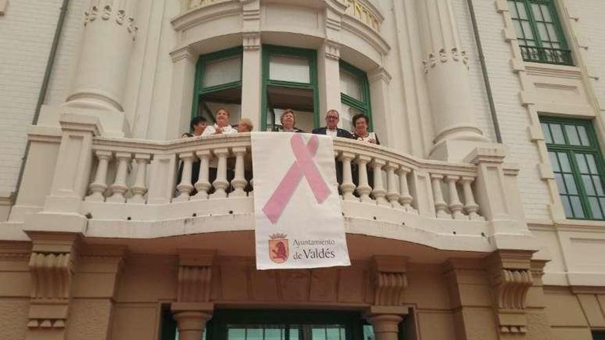 Lazo rosa en el balcón del Ayuntamiento de Valdés.