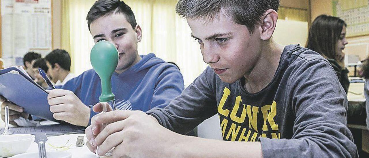 Pablo Menéndez y Miguel Fernández, en uno de los laboratorios del centro.