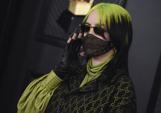 Billie Eilish, Arinana Grande, Justin Bieber y otros cantantes diseñan mascarillas para ayudar a la industria musical