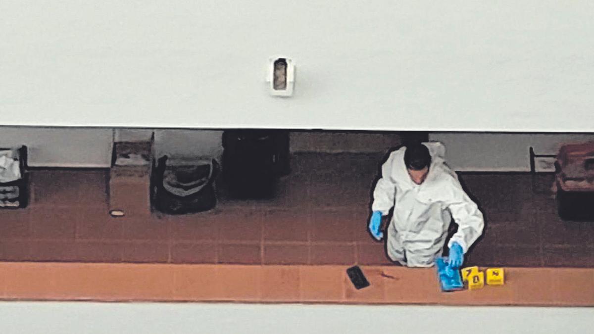 Guardia civil del Laboratorio de Criminalística en el piso del homicidio en Tabaiba.