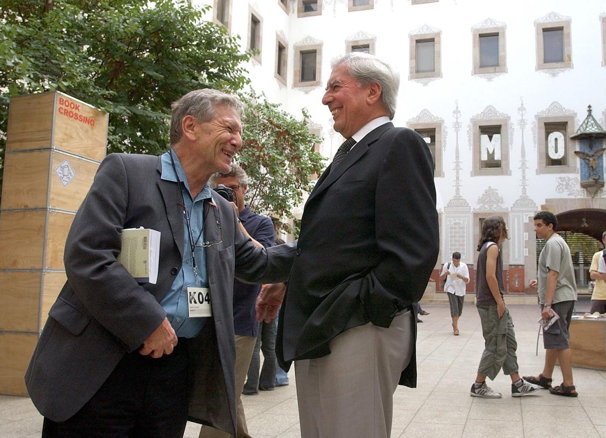 El escritor Mario Vargas Llosa (dcha), y el escritor israelí Amos Oz en el Festival Internacional de Literatura Kosmopolis, en el CCCB.