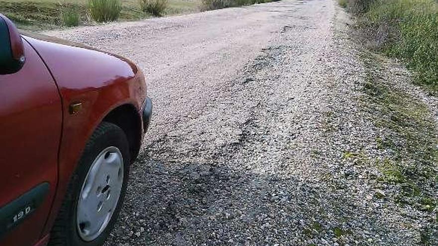 Detalle del mal estado de la carreteras de Flores a Fradellos.