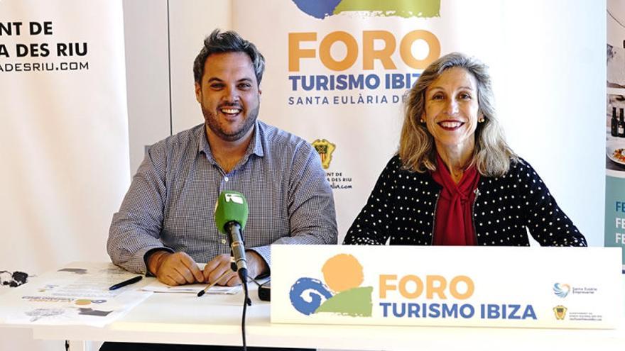 La alcaldesa de Santa Eulària  Carmen Ferrer y el técnico Daniel Marí.