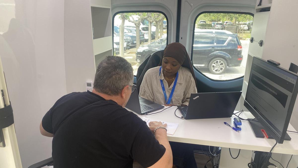 Atenció a un ciutadà a l'OAC mòbil de Llançà.