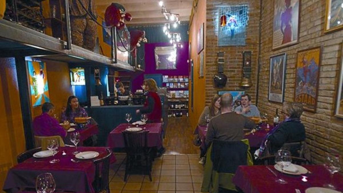 Una pareja y un grupo de amigos cenan 'fondues' en el restaurante suizo Basilea, el pasado viernes.