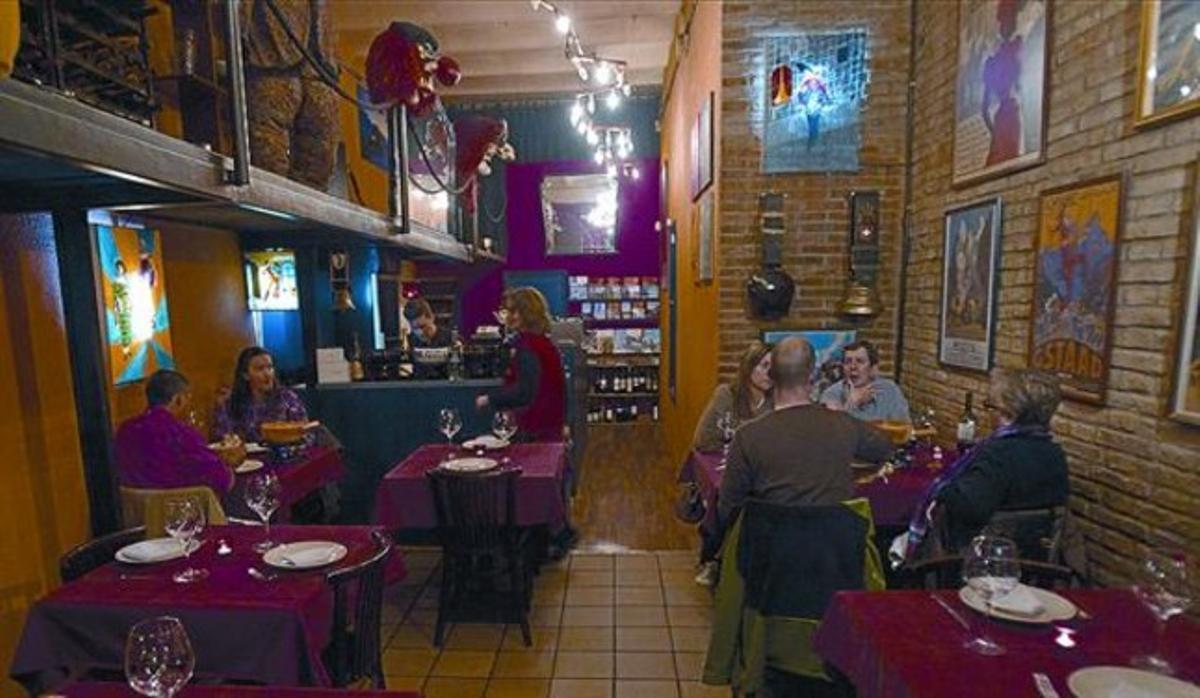 Una parella i un grup d’amics mengen fondues per sopar al restaurant suís Basilea, divendres passat. Una parella i un grup d’amics mengen fondues per sopar al restaurant suís Basilea, divendres passat.