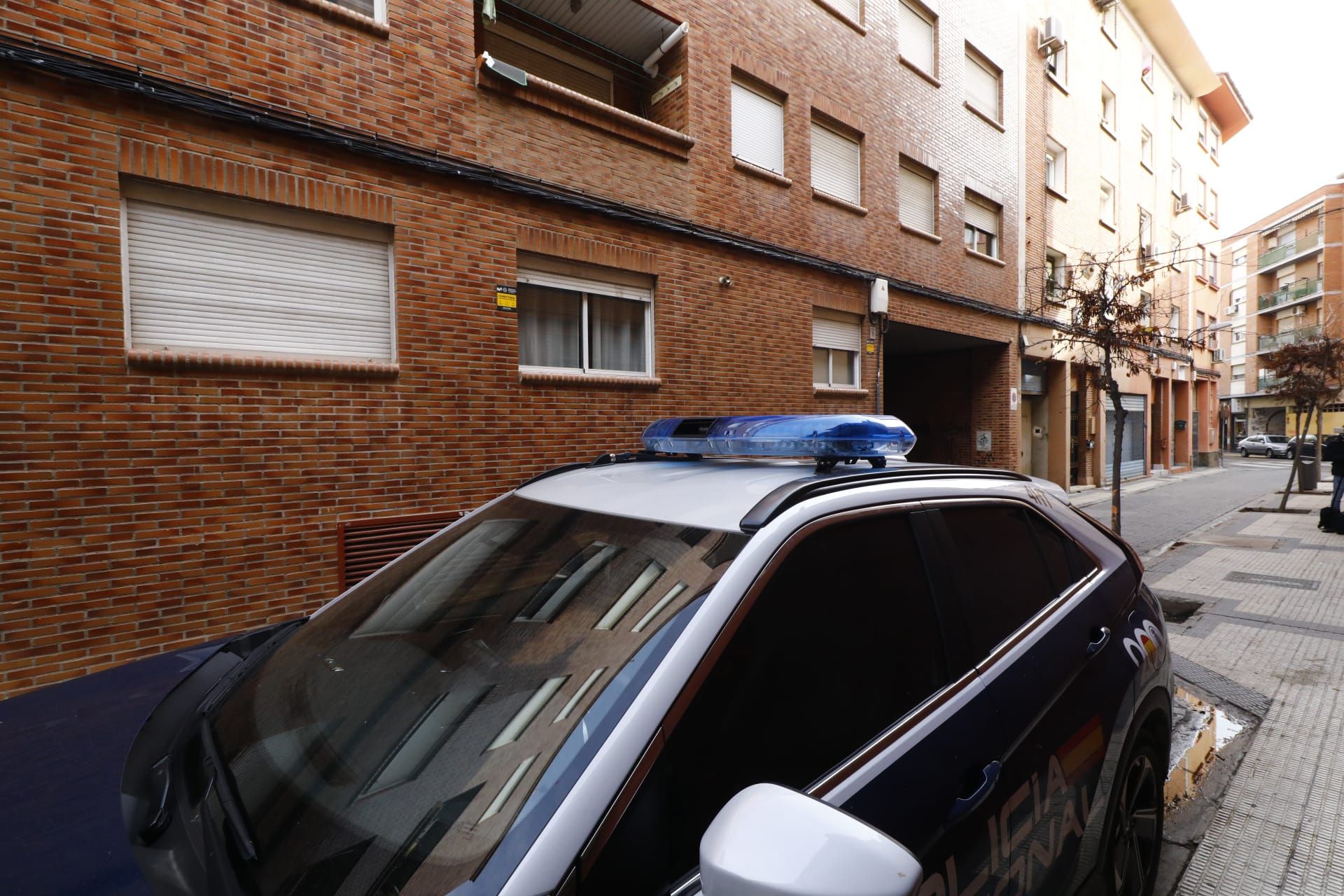 Desalojo del garaje okupado de la calle Montañés en el barrio de Delicias de Zaragoza