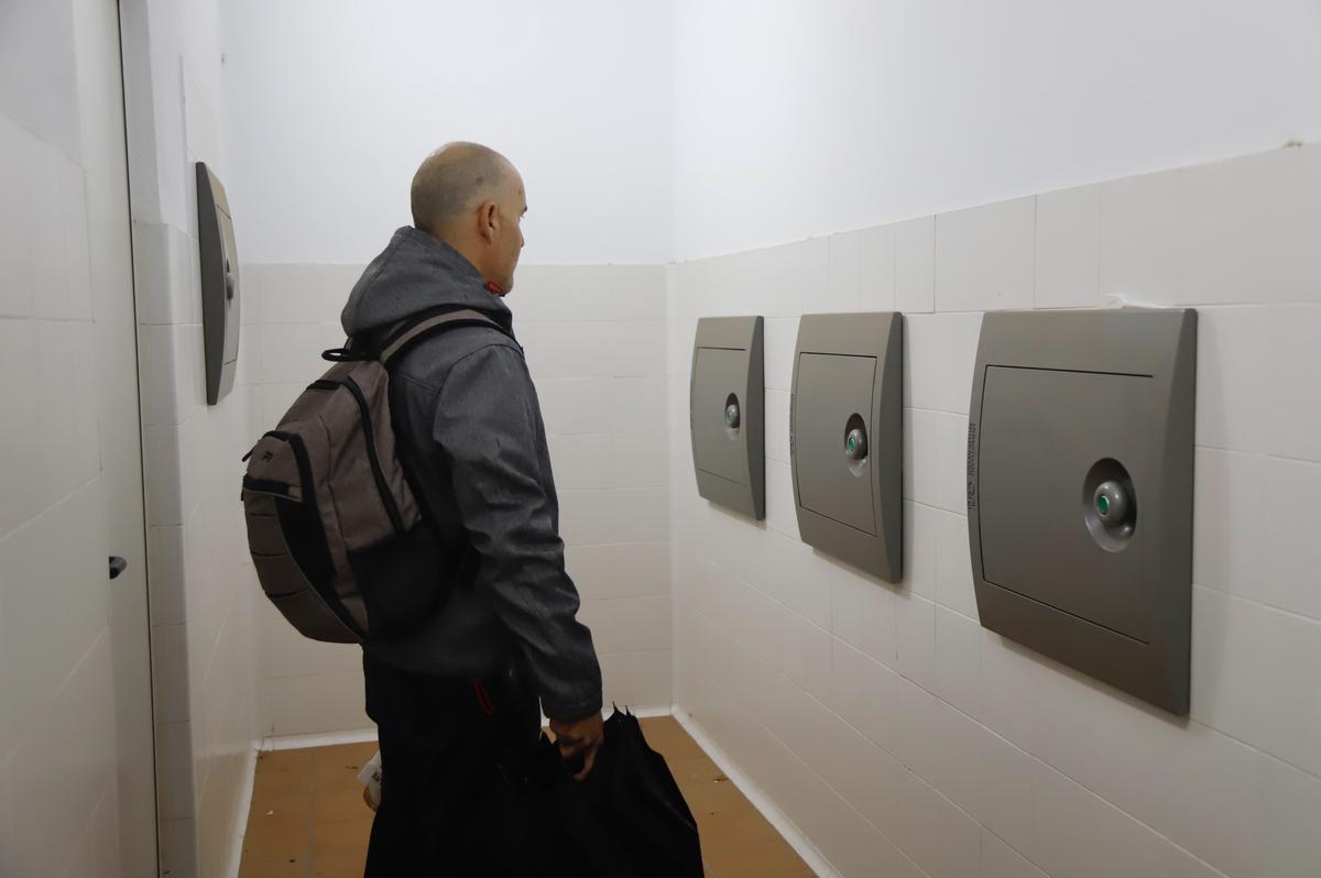 Un vecino observa los buzones preparados en un edificio para la recogida neumática de basura.