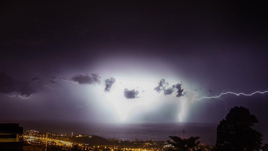 La DANA ilumina el cielo de Canarias: la tormenta eléctrica descarga en el Archipiélago