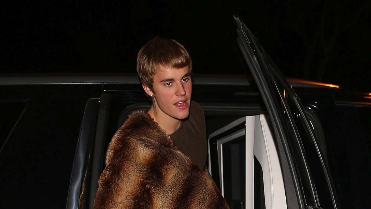 Justin Bieber saliendo del coche con manta de pieles