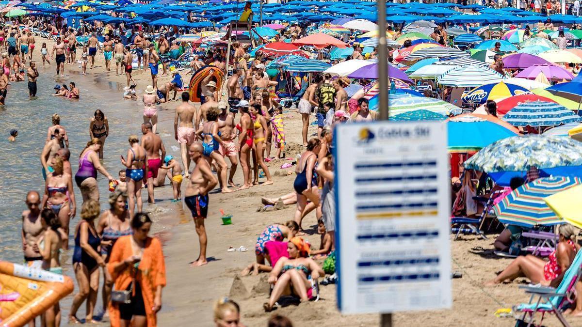Turistas abarrotando las playas de Benidorm este verano.