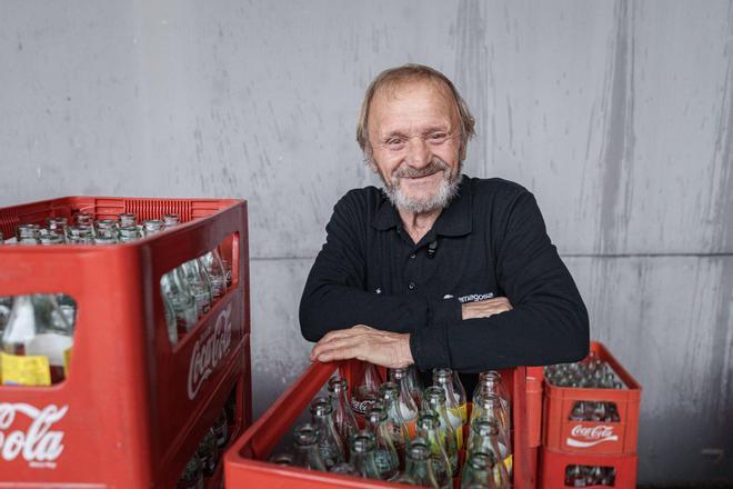 Quique, el trabajador incansable de Amagosa: 2.500 cajas al día de botellines y un humor que contagia a todos