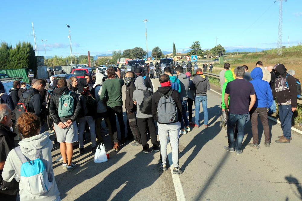 Els Mossos carreguen per dispersar les persones que tallaven la C-65 a Cassà