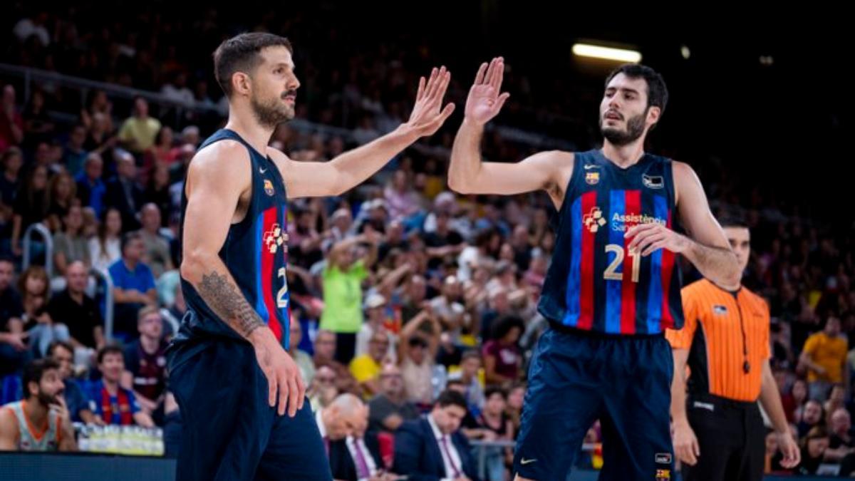 Laprovittola y Abrines se felicitan ante el Baskonia