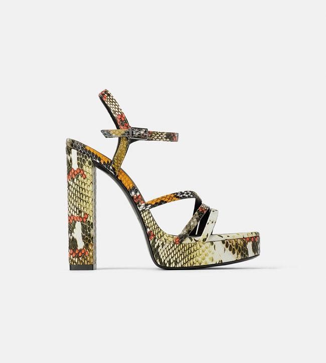 Sandalia de tacón estampada de Zara