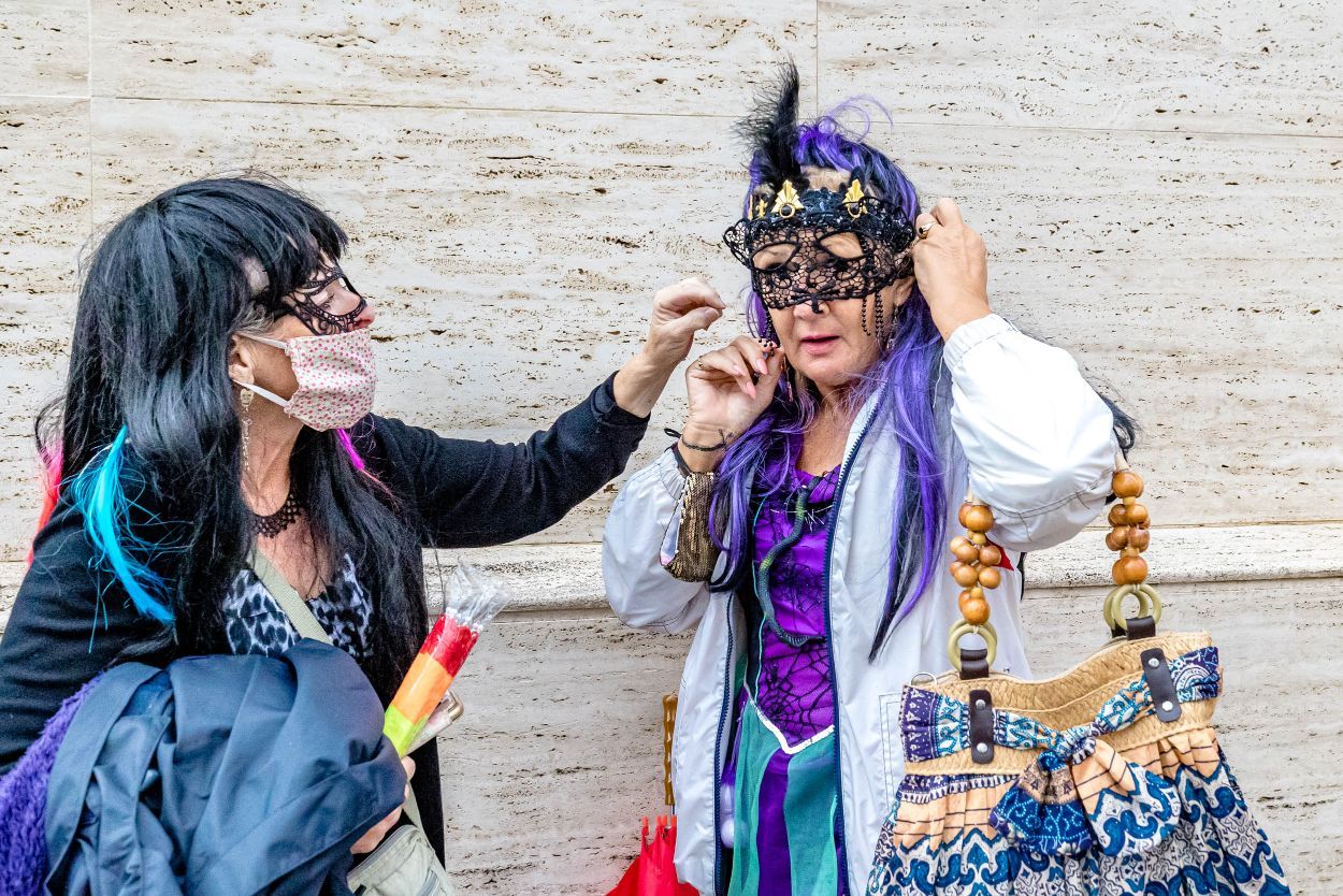 Los británicos desafían a la lluvia y celebran su "Fancy Dress Party" en Benidorm