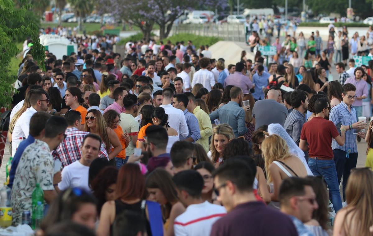 Fotogalería / El macrobotellón en El Arenal