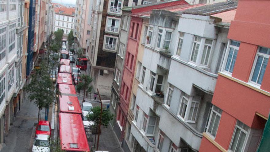 Un agente (izda), junto a los buses atascados en Orillamar.