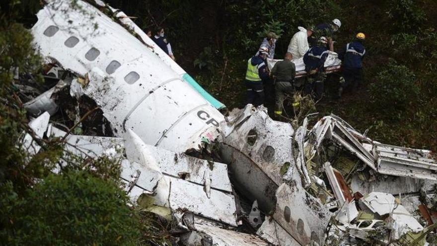 El avión del Chapecoense tenía poco combustible y exceso de peso