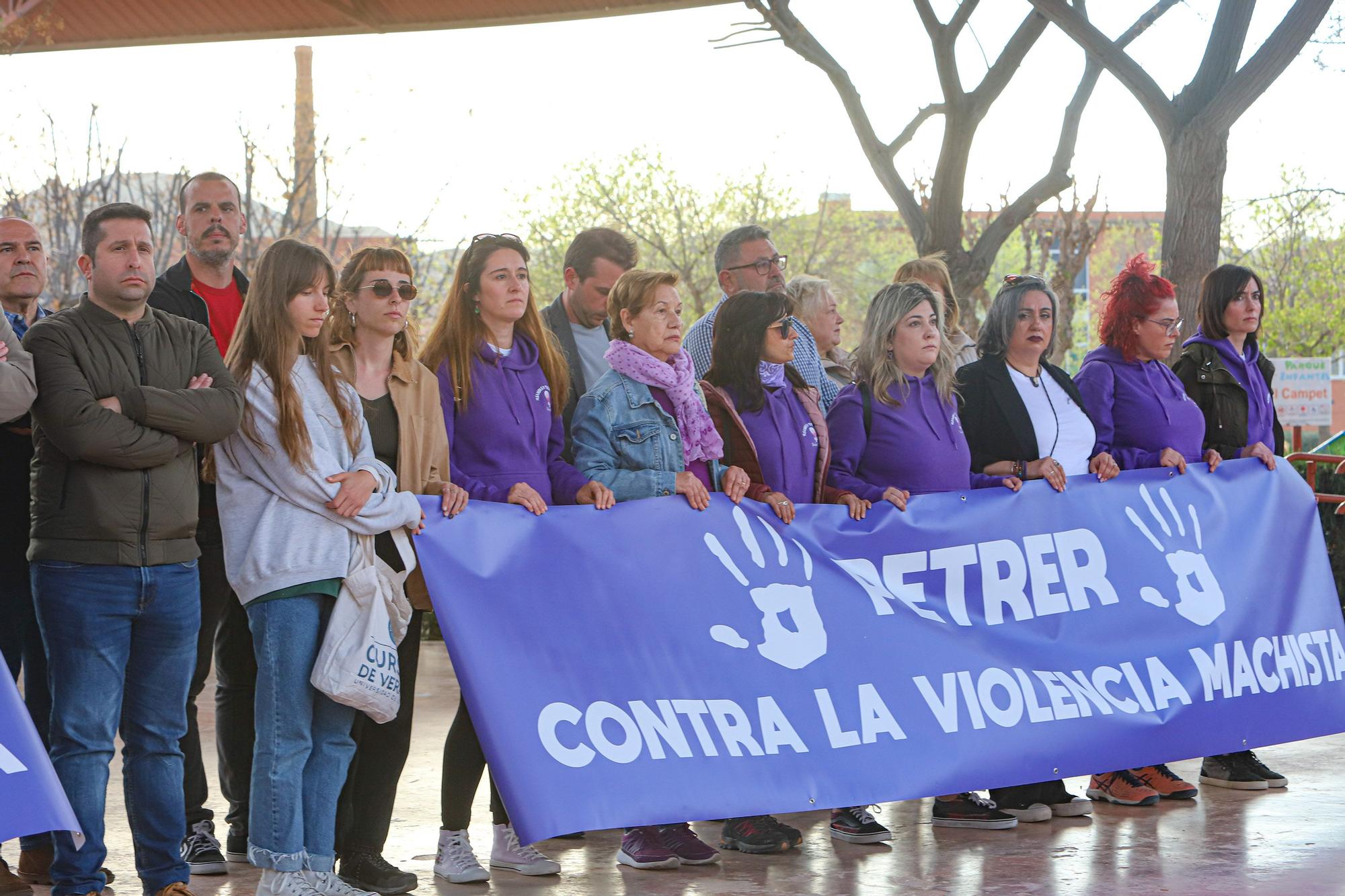 Petrer se concentra en apoyo a la menor de 16 años víctima de una violación múltiple en un parque